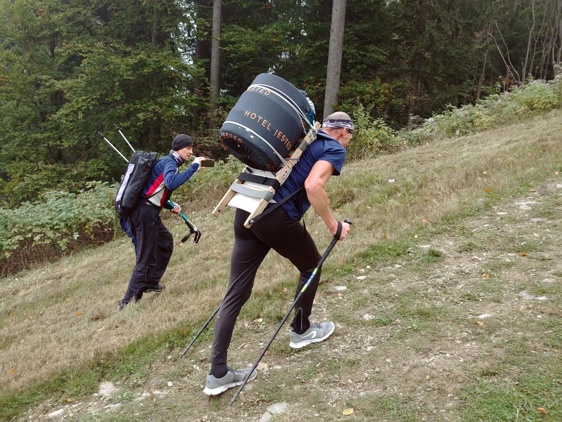 Závody ve vynášení sudů piva na Ještěd 2021