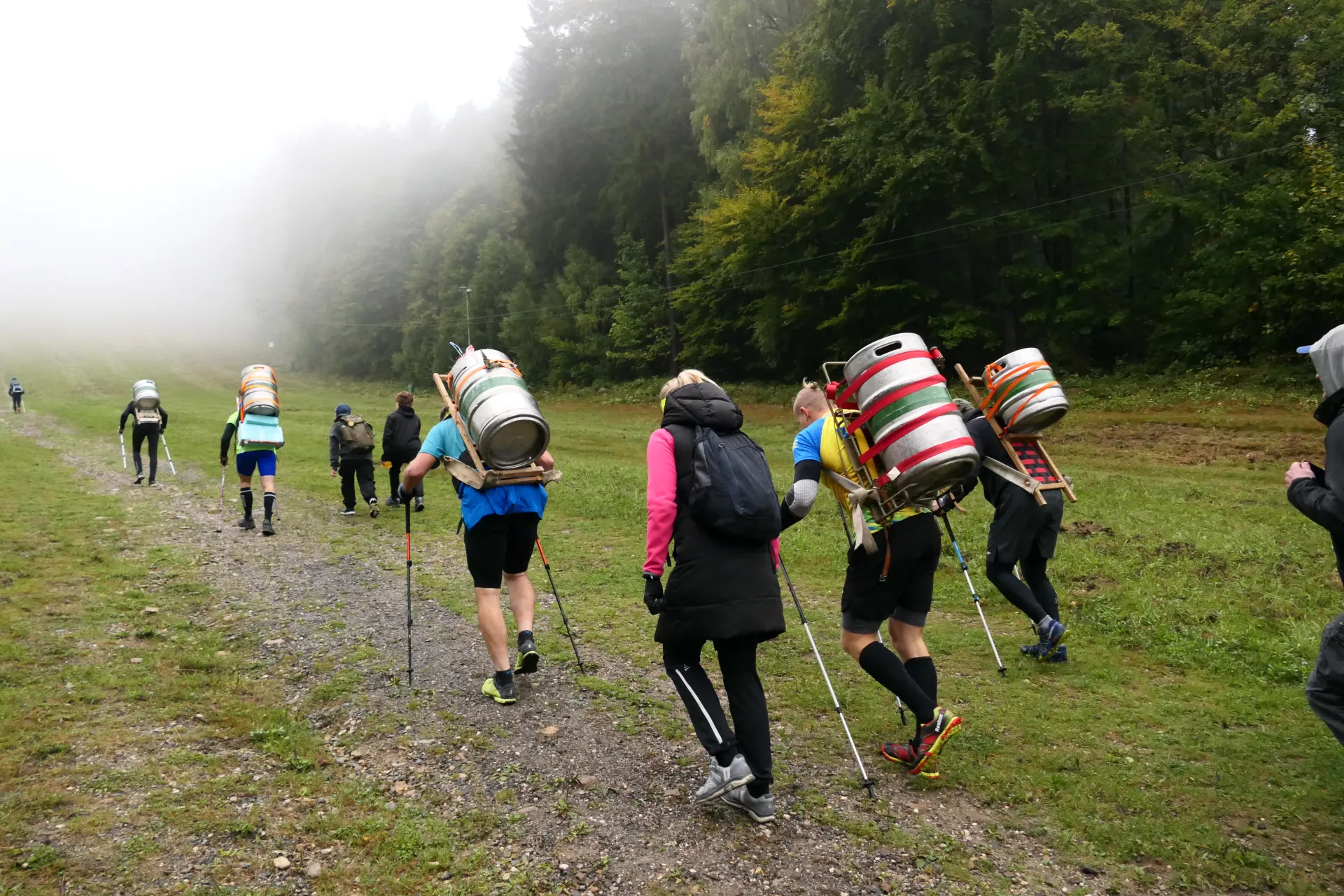 Závody ve vynášení sudů piva na Ještěd 2024