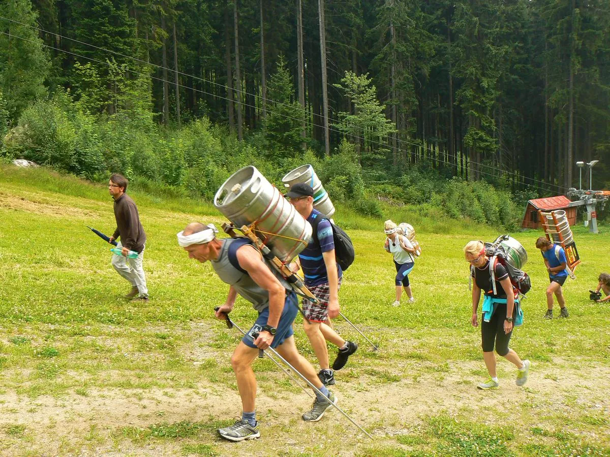 Soutěž ve vynášení sudů piva na Ještěd 2012