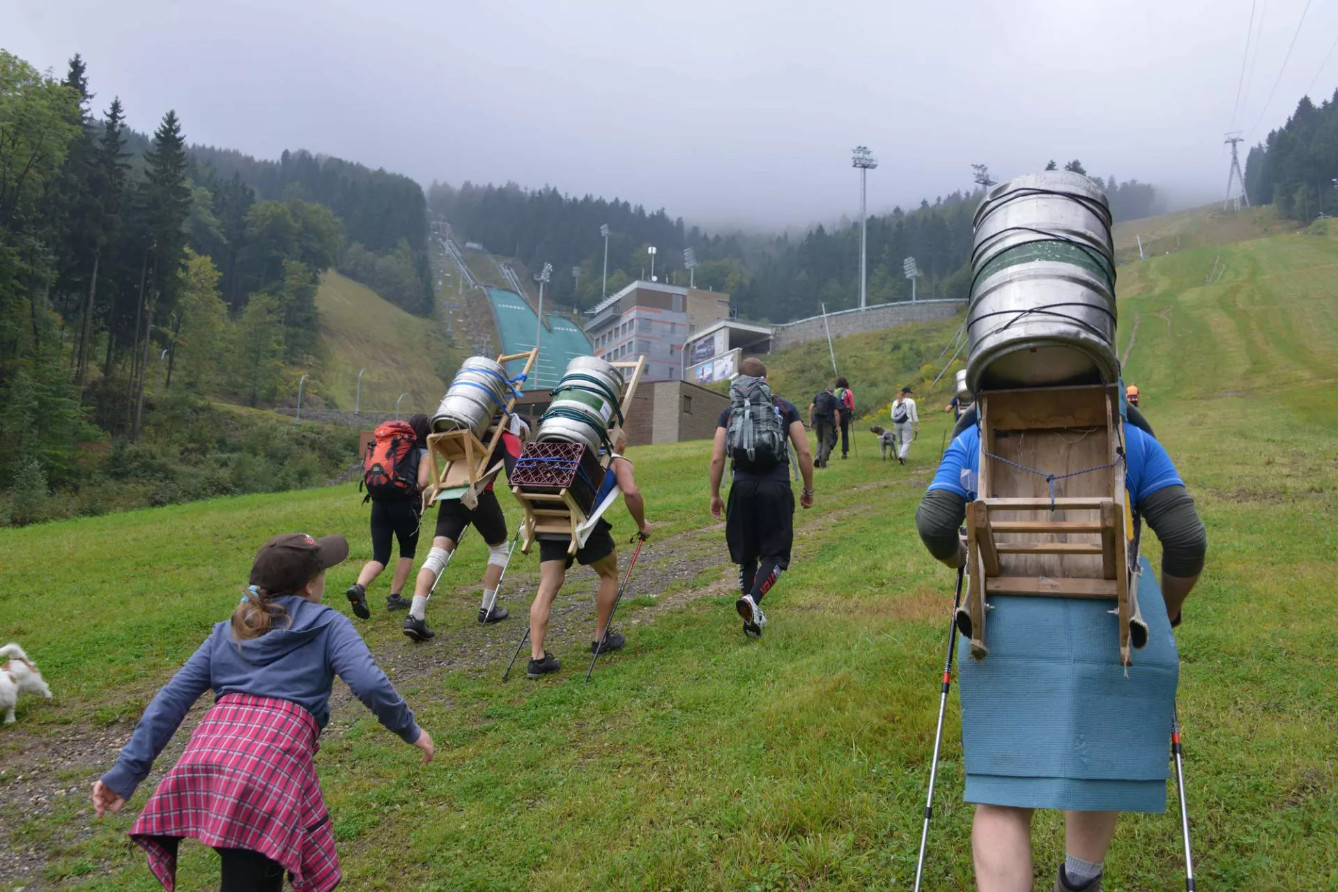 Borci opět nesli sudy na Ještěd