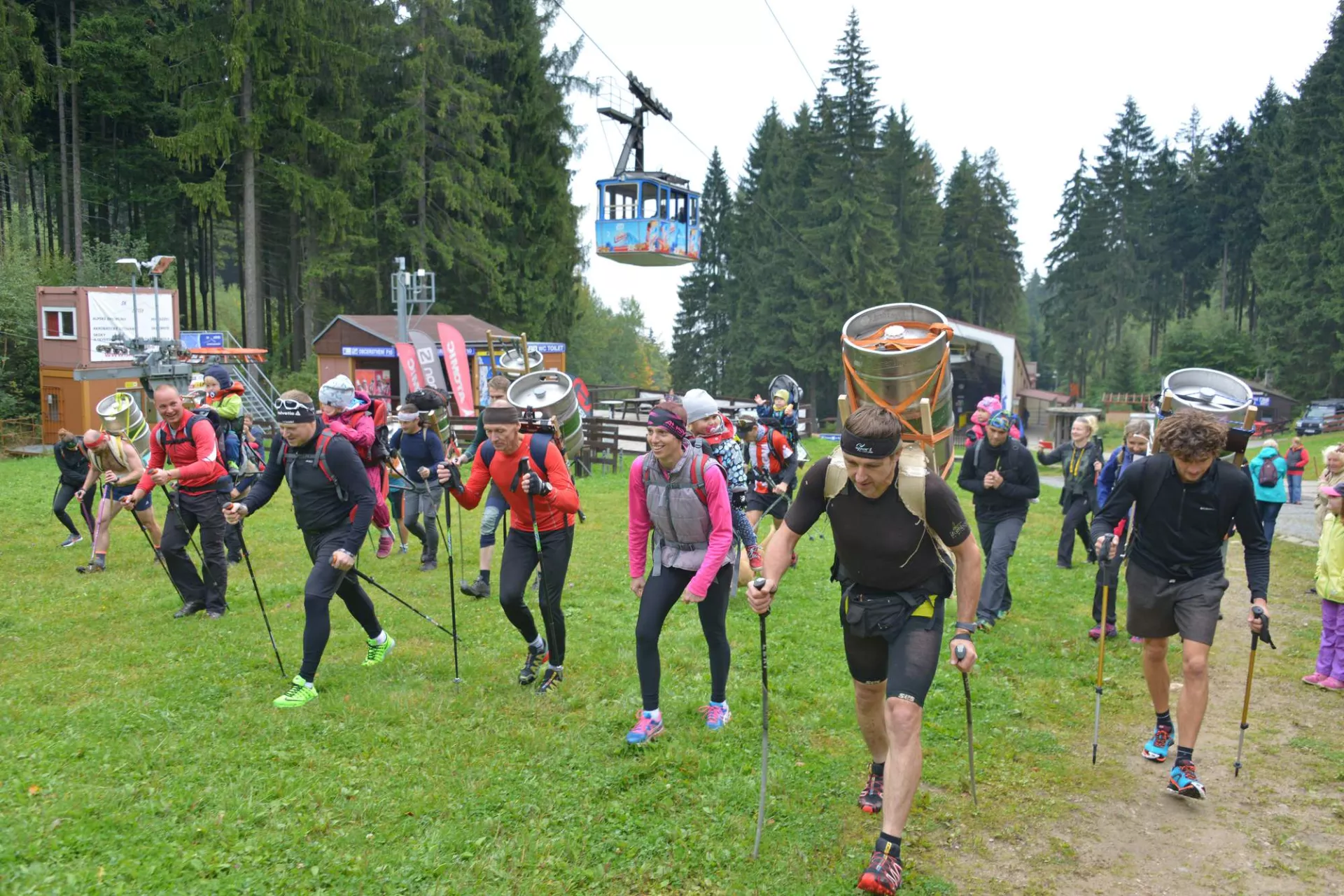 Závody ve vynášení sudů piva na Ještěd 2017