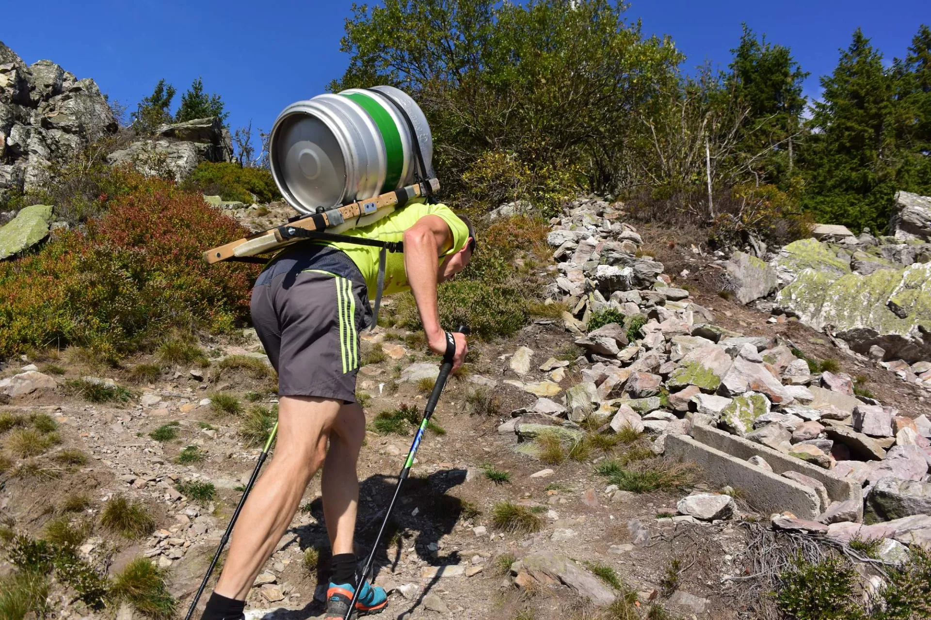 Závody ve vynášení sudů piva na Ještěd 2019